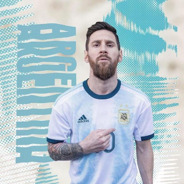 Messi coloca na nova camisa argentina
